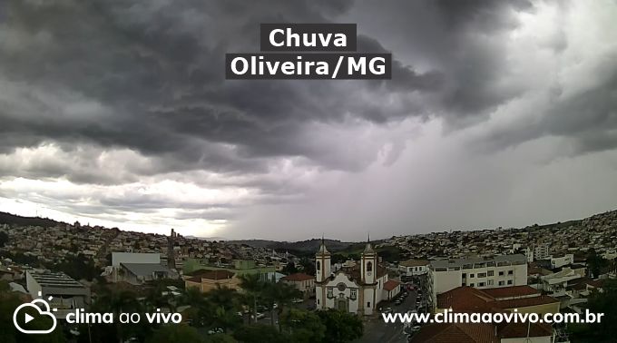 Na imagem mostra a forte chuva que atingiu a cidade de Oliveira/MG, nesta tarde de quinta feira, e veio acompanhada de ventania e alguns transtornos